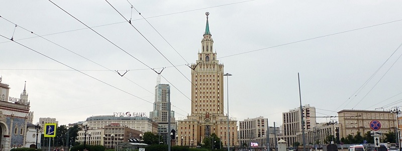 Вид на гостиницу «Ленинградская» из сквера на Комсомольской площади