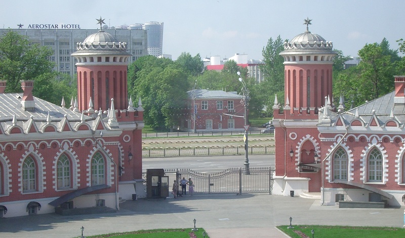 Парадный въезд во двор Петровского замка. Вид из окна второго этажа