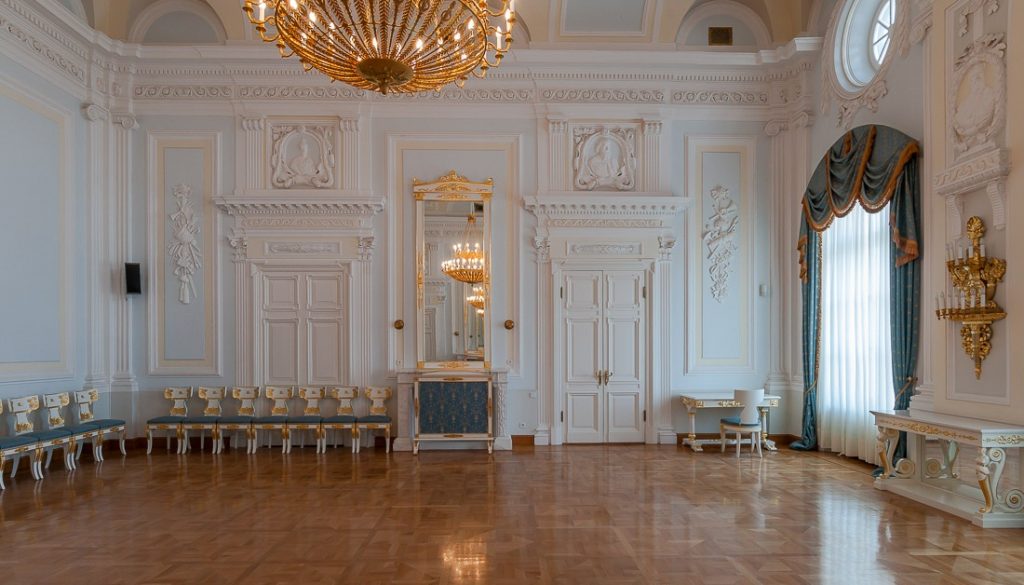 Дворцовая гостиная Петровского дворца