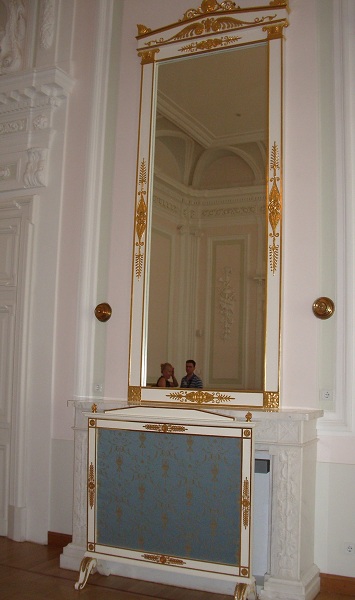Зеркало в Кавалерском зале Петровского дворца
