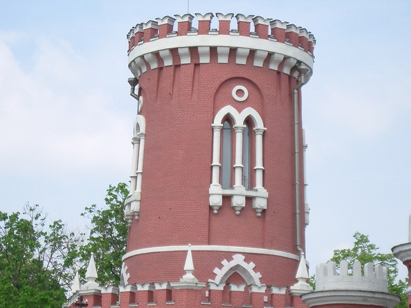 Зубцы на башне Петровского дворца