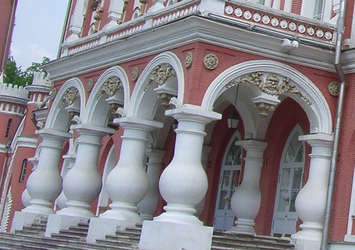 Крыльцо Петровского дворца