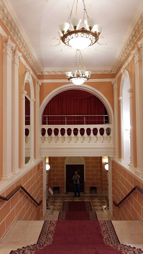 Главная лестница Геликон-оперы