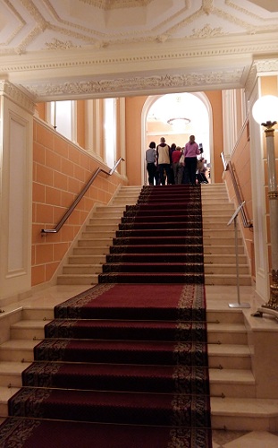 Главная лестница Геликон-оперы
