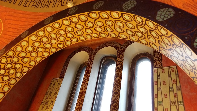 Тройное окно в молельне особняка Рябушинских