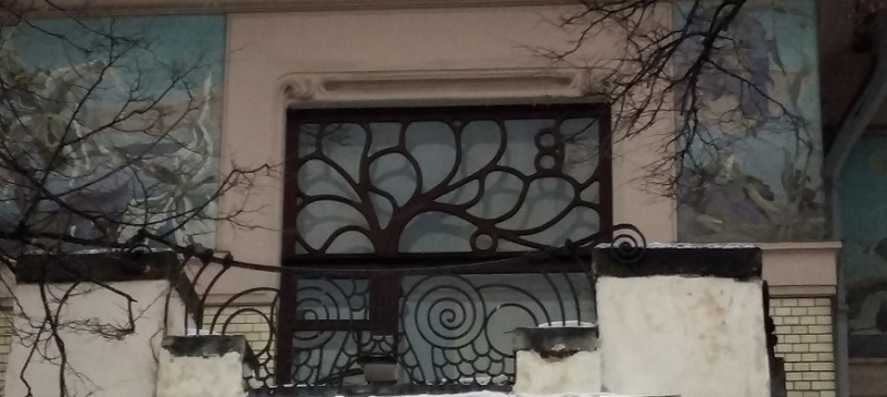 Окно балкона над входной дверью особняка Рябушинского