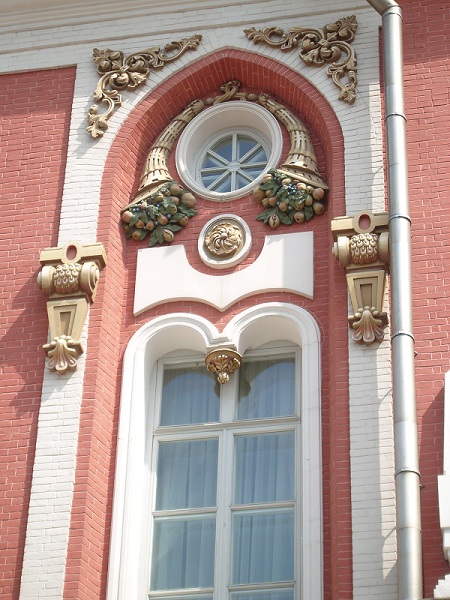 Окно с лепным украшением Петровского дворца