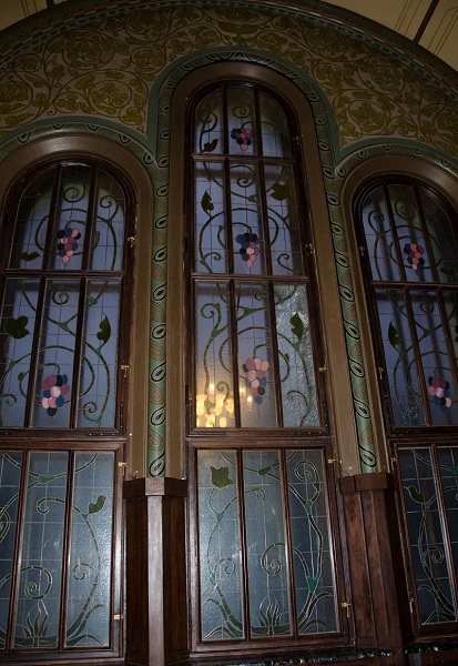 Витражное окно Романского зала особняка Смирнова