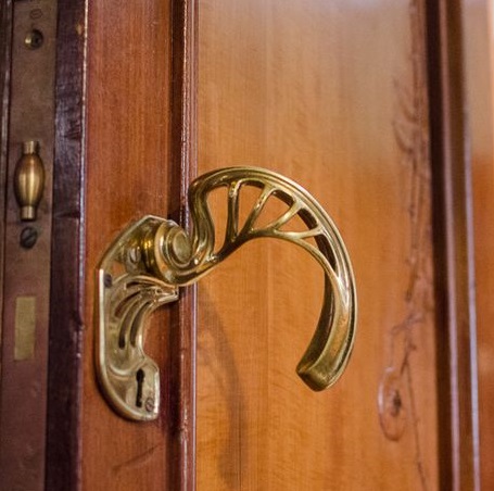 Ручка двери из гостиной в библиотеку особняка Рябушинских